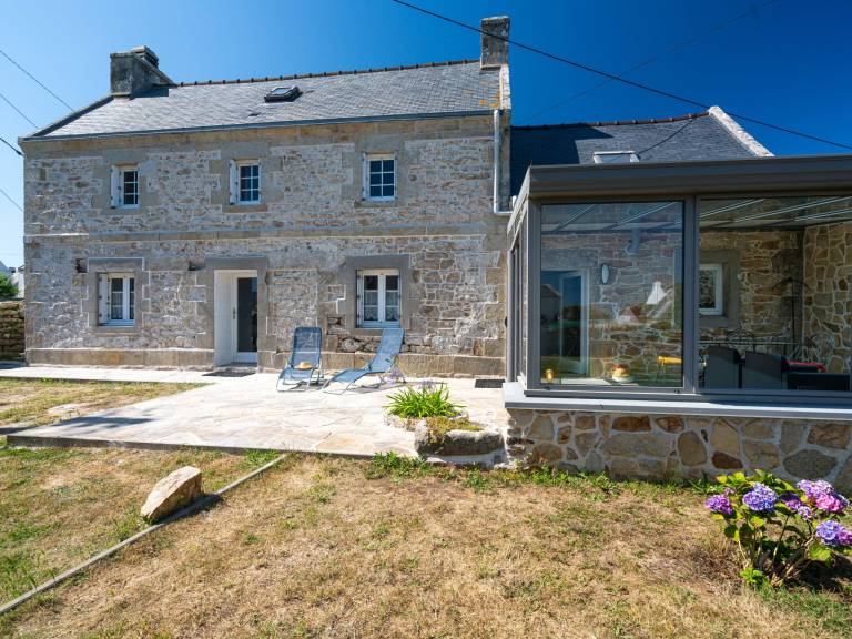House with terrace & yard — photo 2
