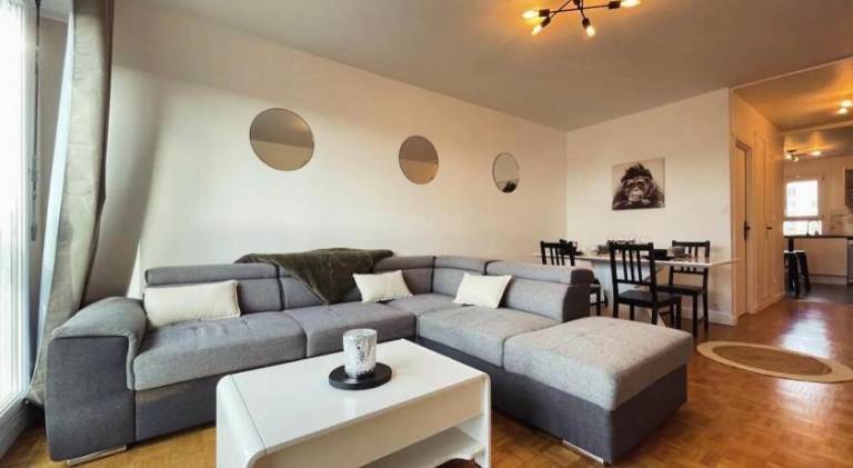 Apartment with 4 rooms for 10 persons in Le Mans
