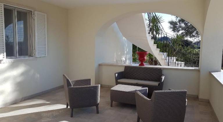 House with pool — photo 4
