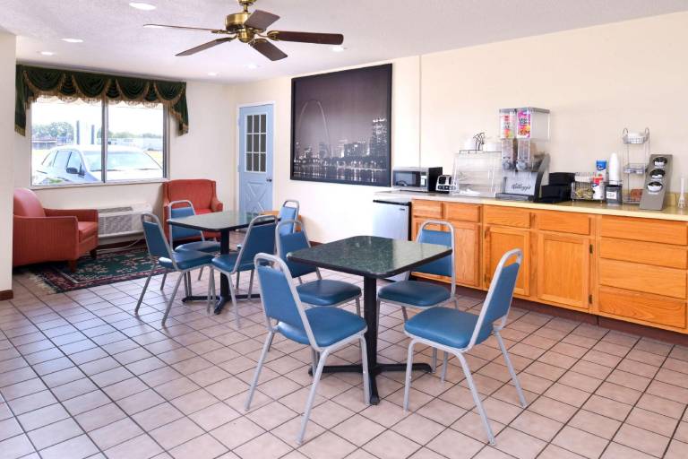 Americas Best Value Inn Sullivan — photo 2
