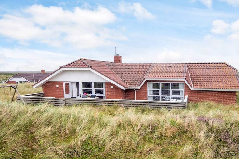 Ferienhaus mit Hund in Houvig Strand fuer max. 10 Personen