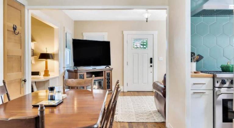 Charming vacation home | Pet-friendly — photo 3