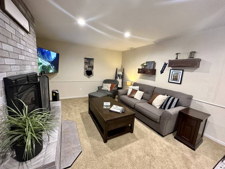 The Fireside Suite - Cozy - 2BR Home, Pet-Friendly in Tigard, OR