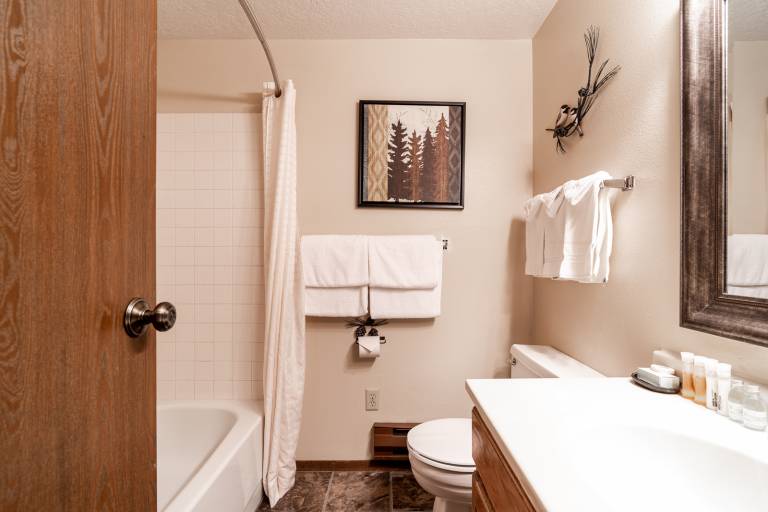 3-bedroom getaway in West Yellowstone, just minutes from the park. Huckleberry House — photo 5