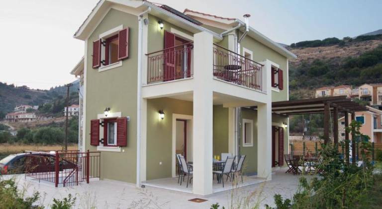 Villa with yard, jacuzzi & patio — photo 5