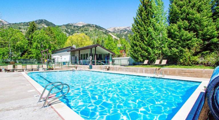 Rental apartment with pool & hot tub — photo 5