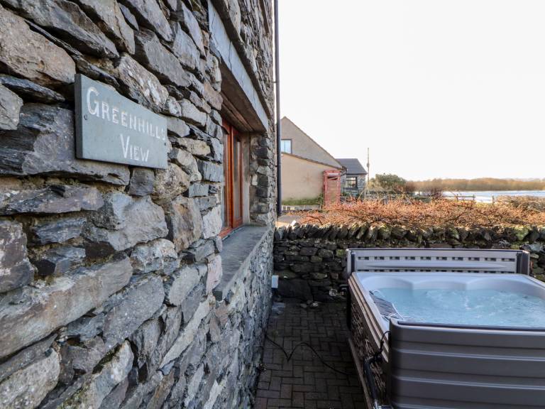 Cottage with yard & jacuzzi — photo 2
