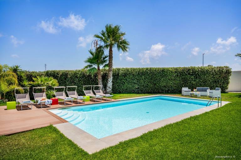 Villa with yard, grill & private pool — photo 3
