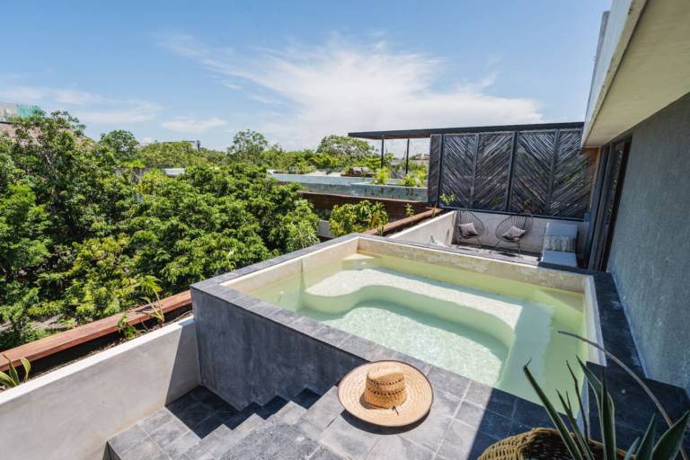 Condo with private pool — photo 3