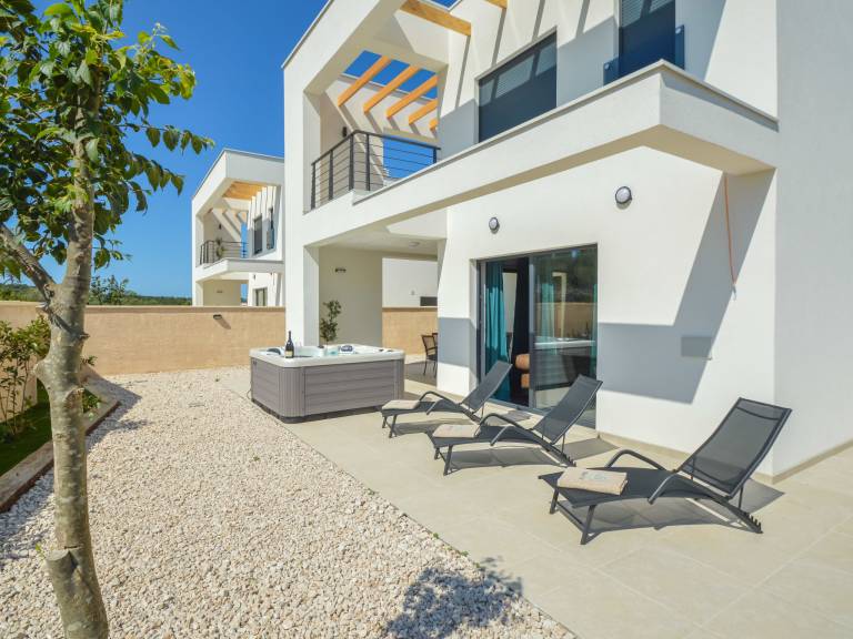 Fully equipped big vacation home with yard, patio & hot tub | Close to the beach | Dogs allowed — photo 4
