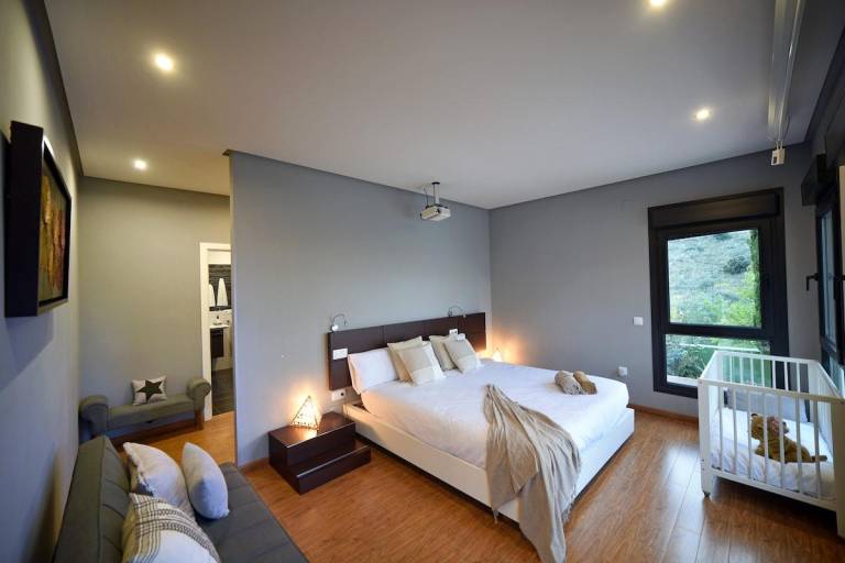 Vacation home with private pool, terrace & jacuzzi | Suitable for remote work — photo 2