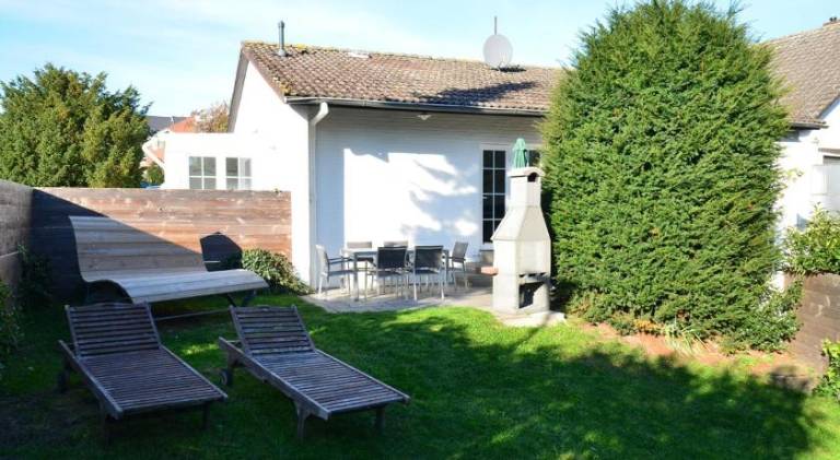 Apartment with barbecue, terrace & yard in Groemitz