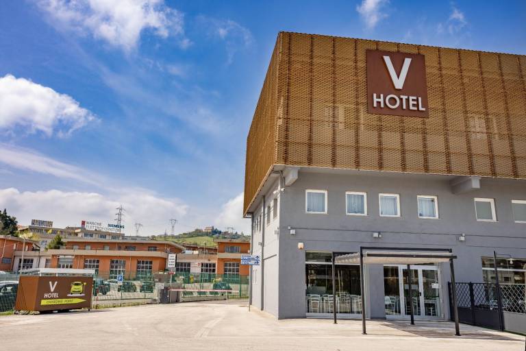 V HOTEL — photo 3