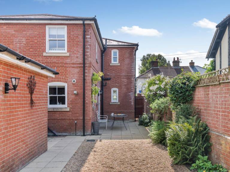 Cottage with yard in Christchurch