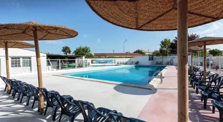 House with pool — photo 3