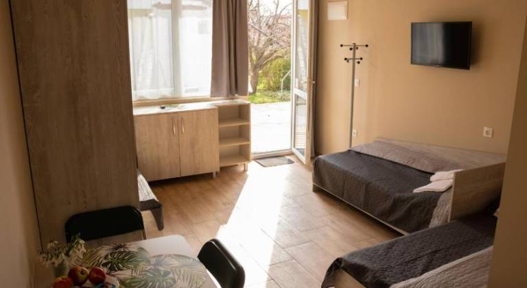 Holiday apartment with patio & garden — photo 2