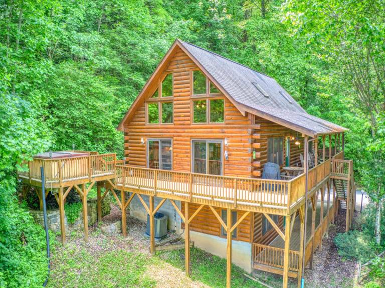 Cabin with barbecue & hot tub | Mountain view in Maggie Valley, NC