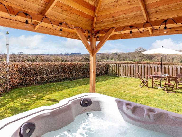 Cottage with hot tub & yard | Pet-friendly — photo 2