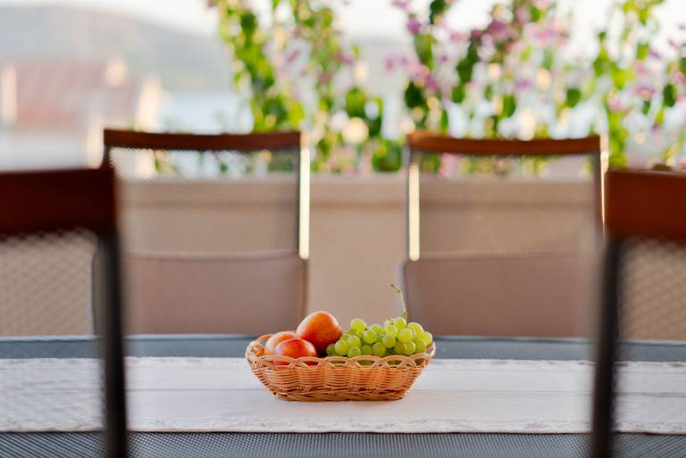 Apartment with yard & barbeque | Sea view — photo 2