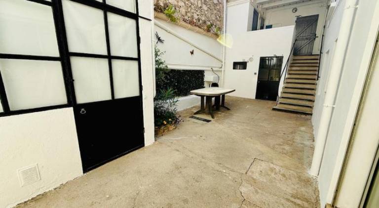 House with patio — photo 4