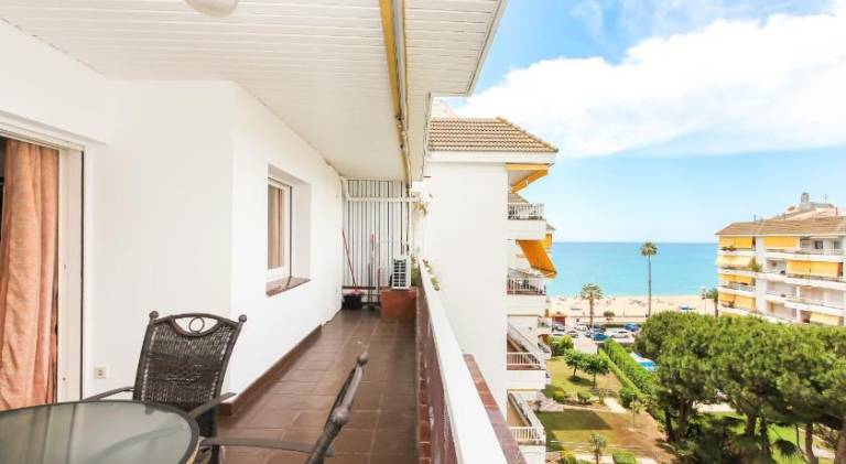 Charming holiday apartment with yard, private pool & patio | Beach nearby | Pet-friendly in Lloret de Mar