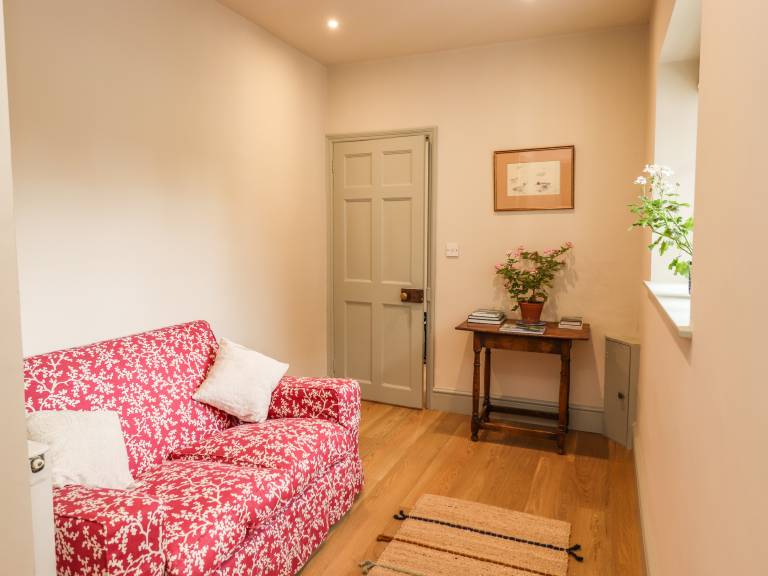 Family-oriented beautiful cottage with yard | Pets allowed — photo 3