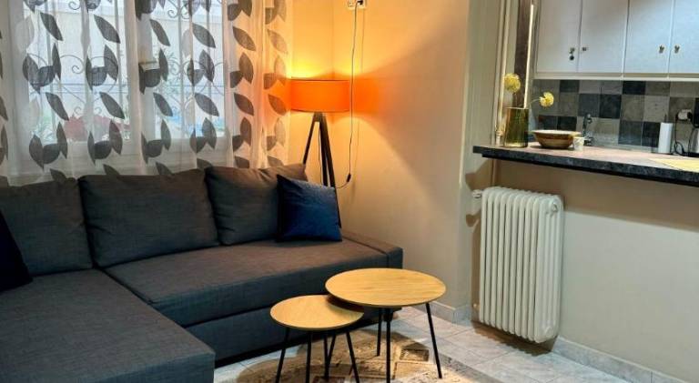 Rental apartment with garden in Glyfada