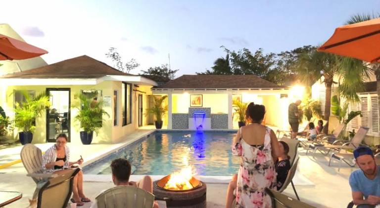 Colony Club Inn & Suites