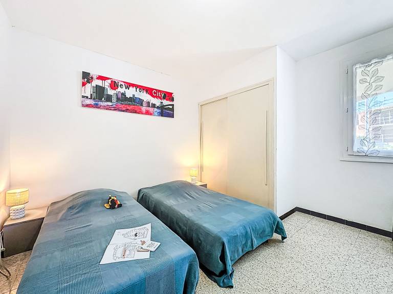 Apartment with yard & terrace — photo 4