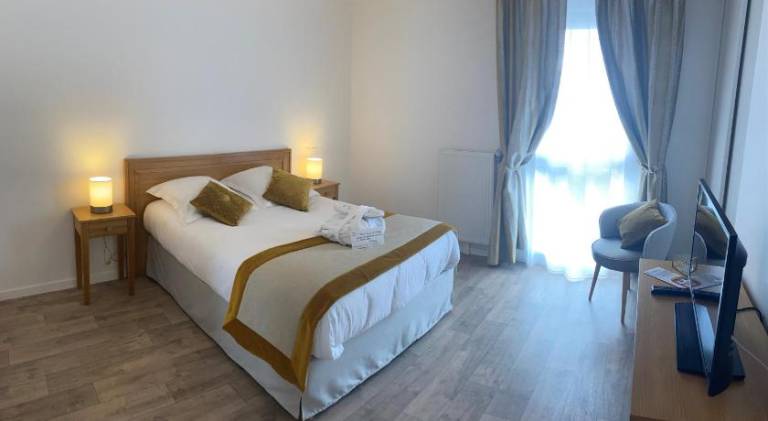 Serviced apartment with terrace, sauna & hot tub | Pet-friendly in Moissy-Cramayel