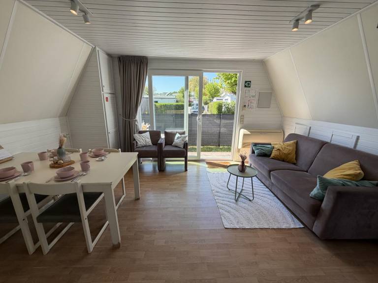 Simple chalet with shared pool on holiday park — photo 4