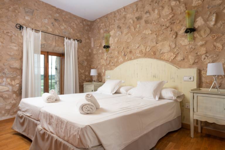 SA FRANQUESA VELLA PREMIUM Hotel für 4 Personen in Vilafranca de Bonany