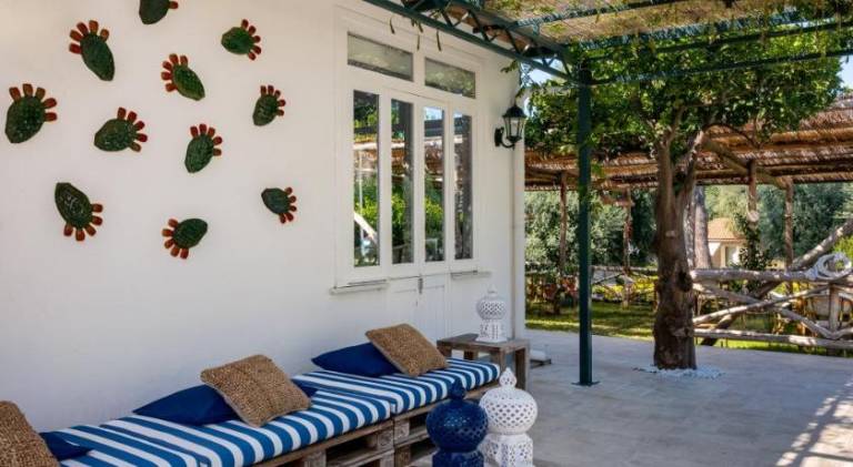 Bungalow with pool, terrace & yard — photo 4