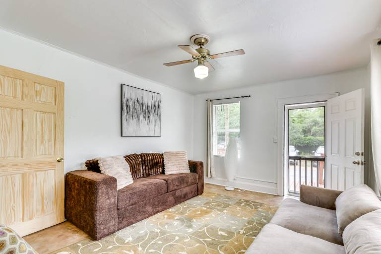 Stroll to Shore: Quaint Condo w/ Deck in Norfolk — photo 5