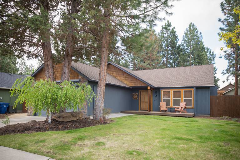 The Quails Nest! SW Bend Custom Family Friendly Home Fire pit Pac Man — photo 2