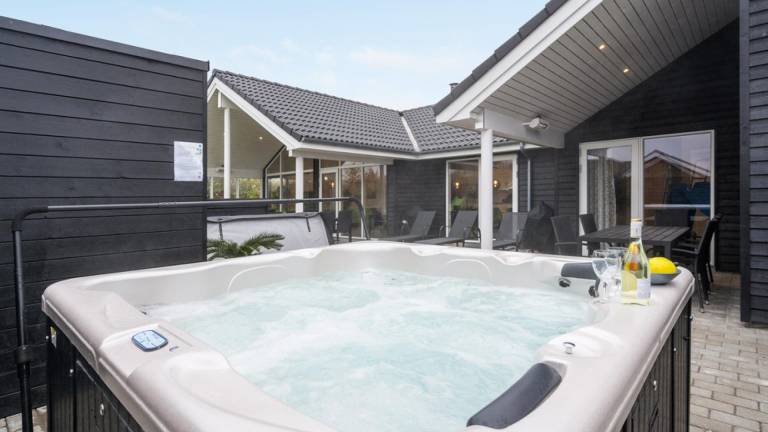House with sauna, terrace & private pool — photo 2