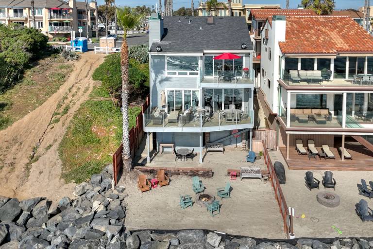 Oceanfront 3BR Condo Balcony, Fire Pit Shared Beach Sleeps 6 — photo 3