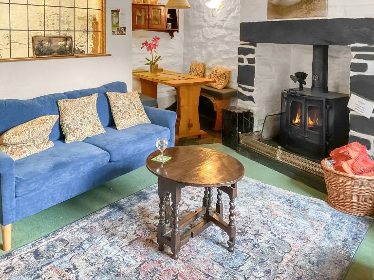 Cottage with yard — photo 2