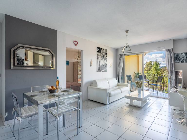 Holiday apartment with grill, patio & pool — photo 2