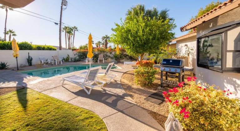 Fully equipped vacation home with private pool, barbecue & hot tub | Pets are welcome — photo 5