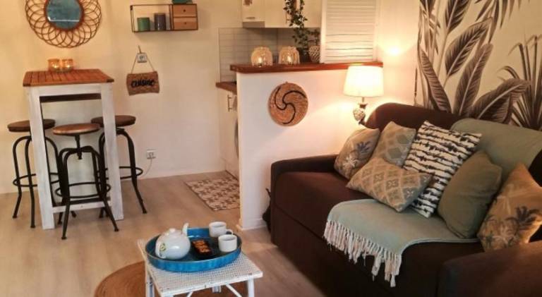 Apartment with pool & hot tub in Six-Fours-les-Plages