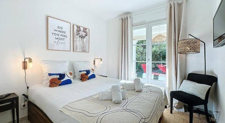Holiday apartment with pool, garden & patio in Cogolin