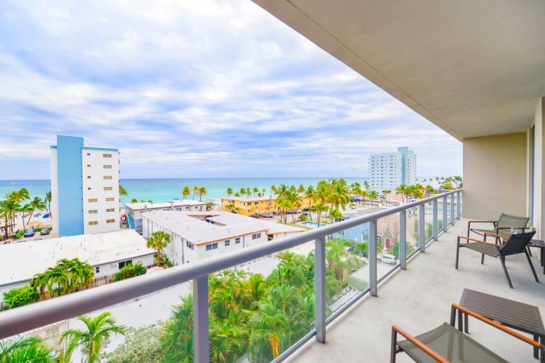 Steps to Beach Oceanview Condo w Rooftop Pool