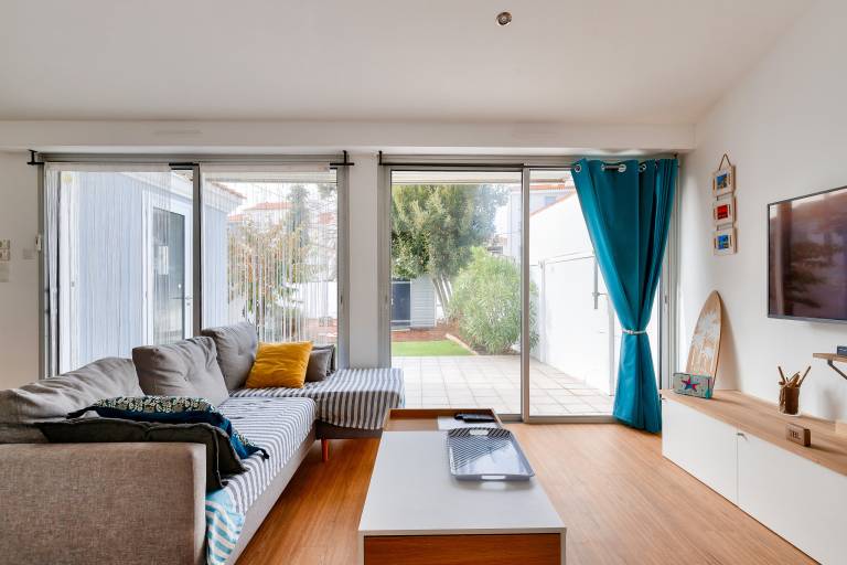 House with yard, terrace & barbecue — photo 4