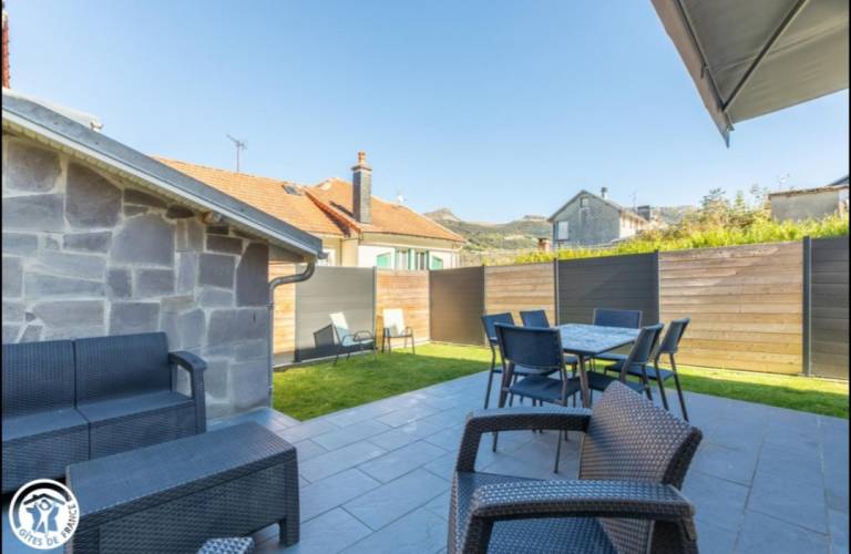 Vacation home with yard, barbeque & terrace — photo 2