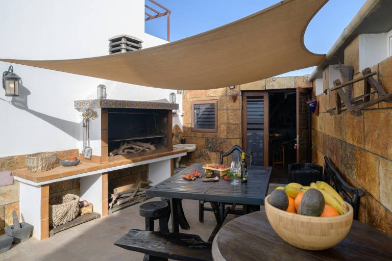 Vacation home with patio, BBQ & private pool — photo 5