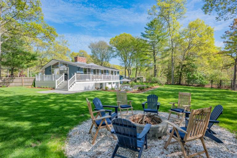 Relax at This Dog-Friendly Sandwich Retreat — photo 3