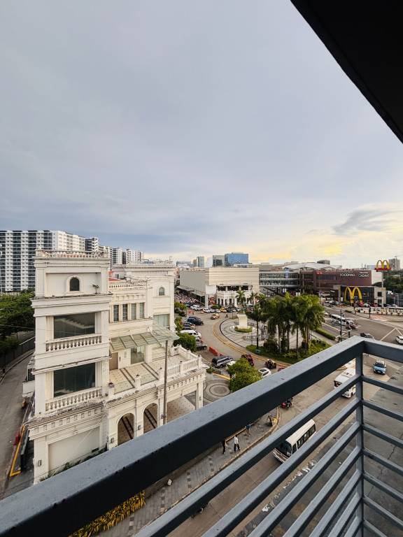 Dedicated room with pool | City view — photo 5