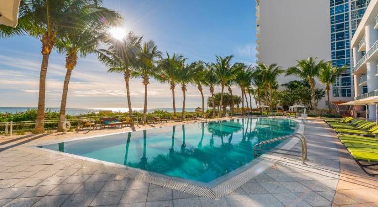 Family-friendly serviced apartment with yard, jacuzzi & sauna | Close to the beach | Perfect for remote work | Pet-friendly — photo 3