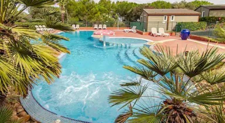 Chalet with hot tub & pool in Agde